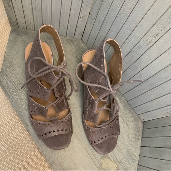 Lucky Brand Perforated Leather Block Heel 6M - Picture 4 of 11